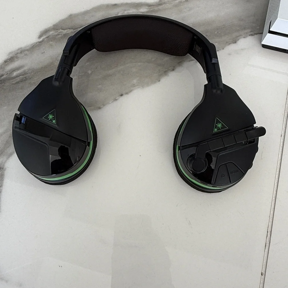 Xbox One S Bundle – Console + Controller + 2 Turtle Beach Headsets